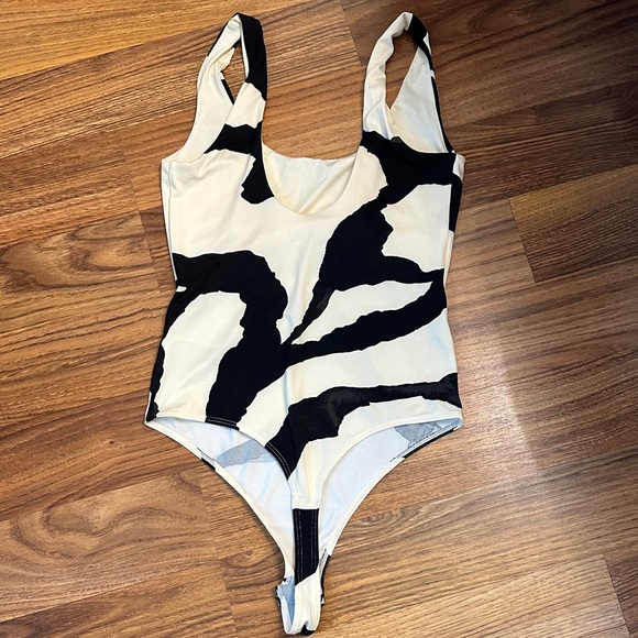 H & M Stylish Zebra Print Bodysuit - Picture 3 of 3